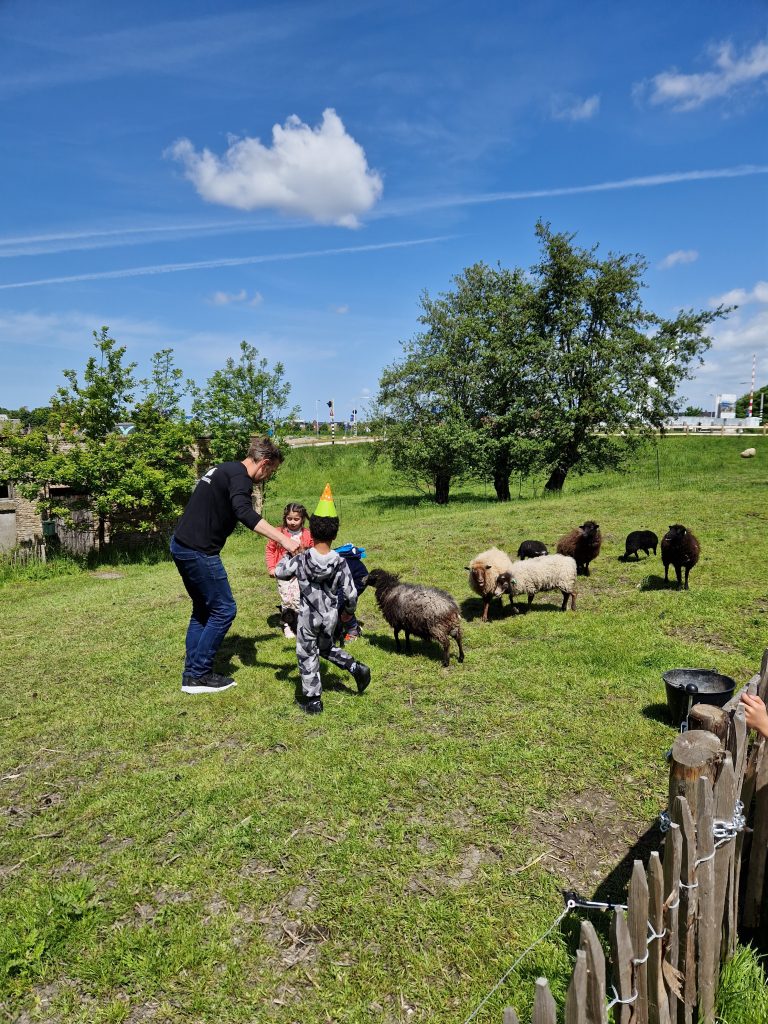 5de verjaardag bij de koeienstal